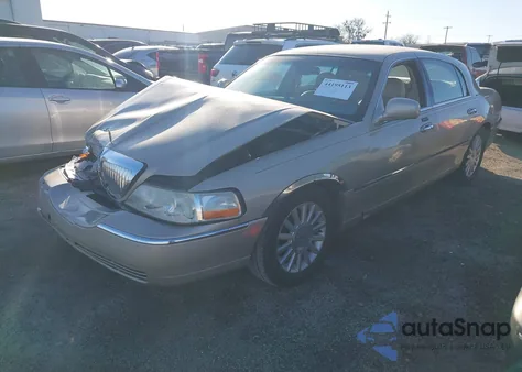 2004 Lincoln Town Car Signature z USA, uszkodzony, nr VIN 1LNHM81WX4Y681974